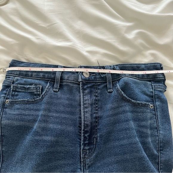 Women’s Old Navy Skinny Jeans with Distressed Details (6 tall) - Picture 6 of 8